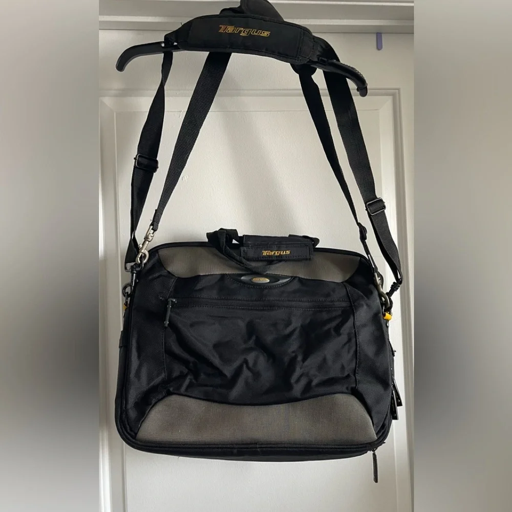 Targus multiple compartments bag